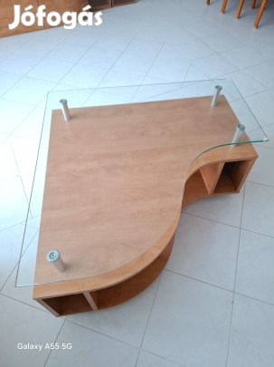 Dohanyzó asztal, üveg lappal