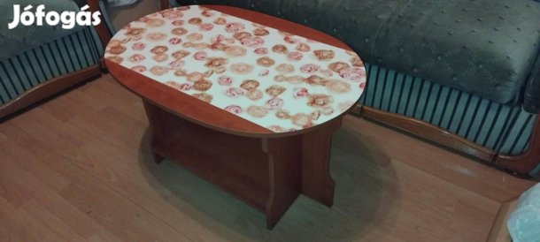 Dohányzó asztal polccal