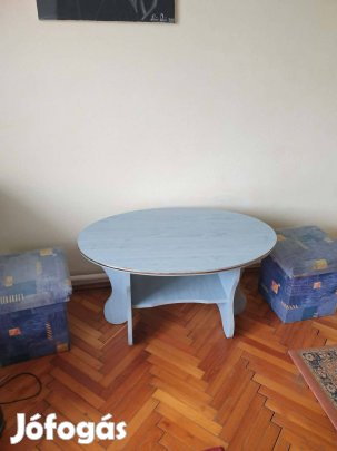 Dohányzóasztal 2db puffal