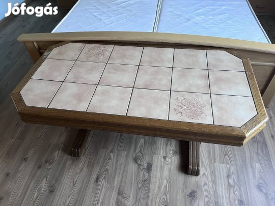Dohányzóasztal, csempe borítással