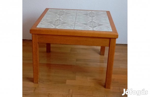 Dohányzóasztal csempe berakással