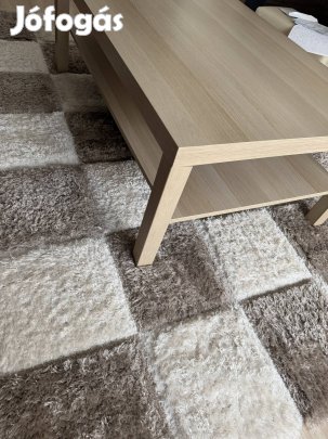 Dohányzóasztal hozzá illő szőnyeggel