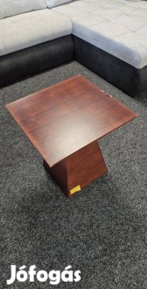 Dohányzóasztal készletről Piramis