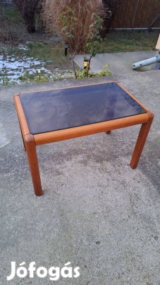 Dohányzóasztal üveg tetővel