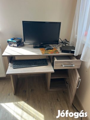 Dolgozó / író / számítógép asztal