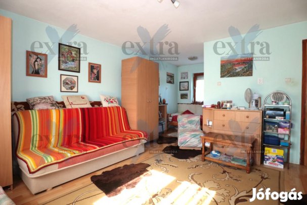 Domaszéken, tégla építésű, téliesített nyaraló Eladó!