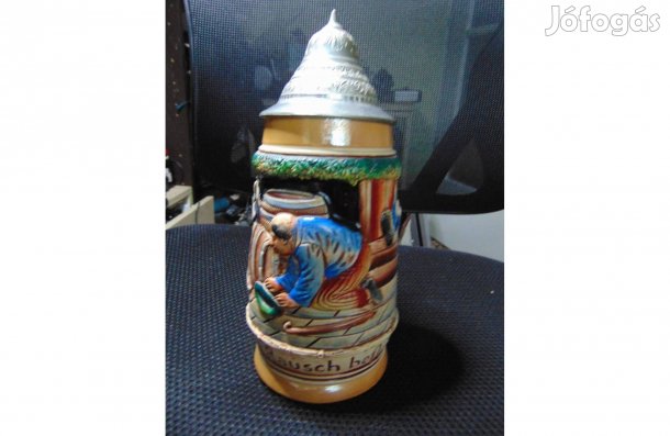 Dombor nyomott, hibátlan állapotú fedeles sörös korsó