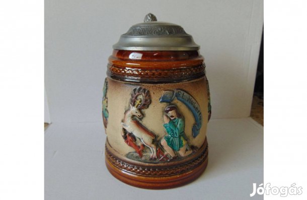 Dombor nyomott sörös korsó