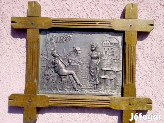 Domborműves keretezett ón táblakép mulatozó bajor legénnyel, Egyedi ri
