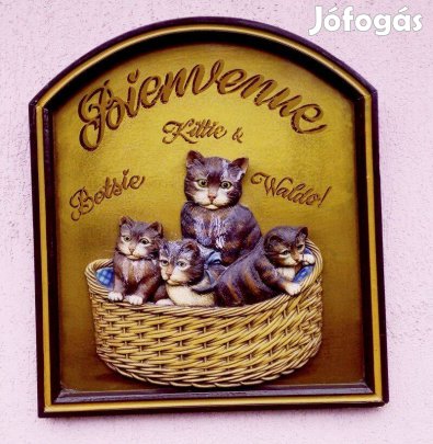 Domborműves üdvözlő reklámtábla cicákkal, keretezve
