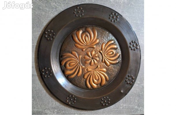 Dombornyomott,nagyobb réztányér