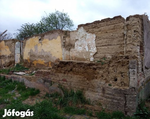 Dombóvár - 621 nm telken bontandó ház - eladó!