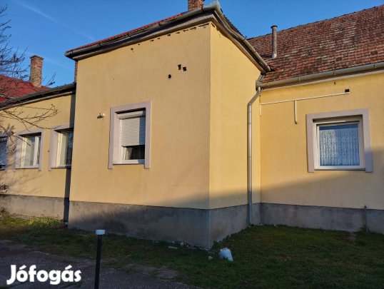 Dombóvár - Tüske, 98 nm felújított sorházi lakás eladó !