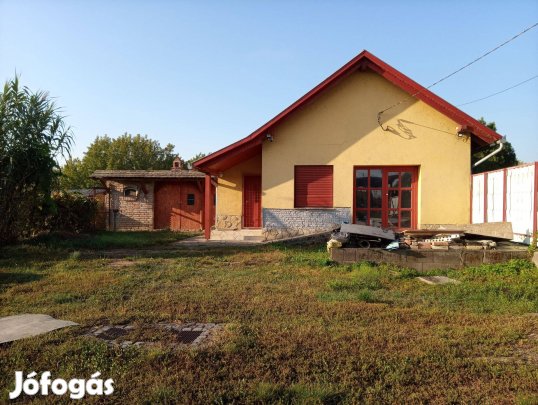 Dombóvár - lakhatásra és vállalkozásra is alkalmas családi ház eladó !