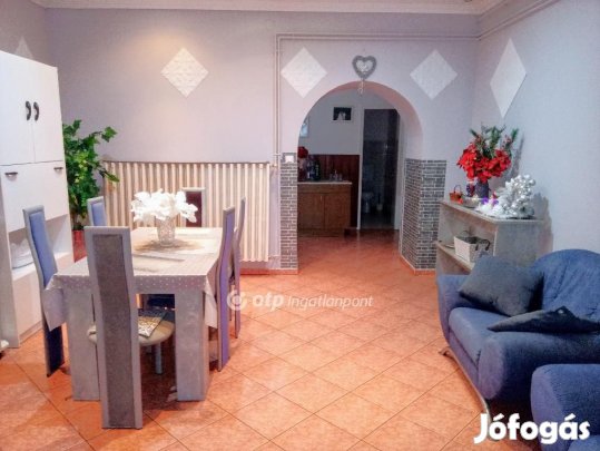 Dombóvári eladó 98 nm-es lakás