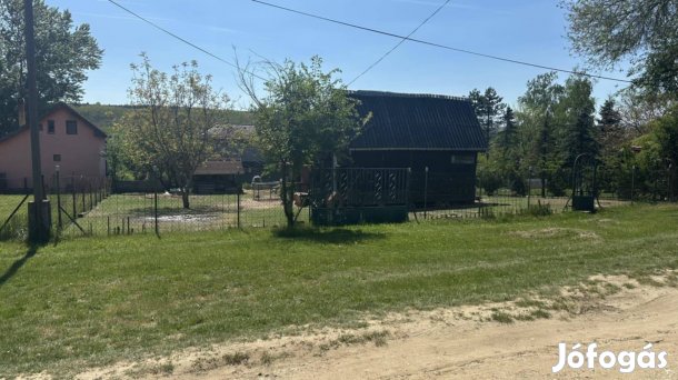 Domonyvölgyben 800 nm telek eladó gazdasági épülettel 15 M