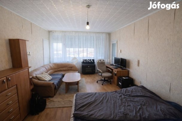 Dómra néző téglalakás, liftes házban!