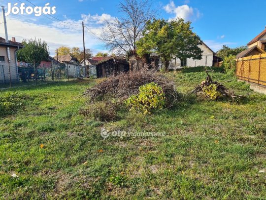 Dömsödi 870 nm-es telek eladó