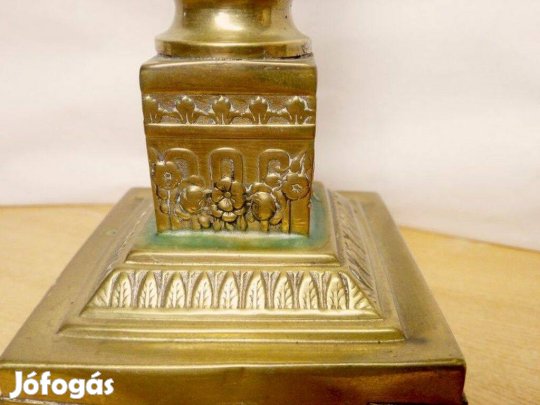 Dór oszlopot formázó gyertyatartó, négyzetes lábakon álló talapzaton