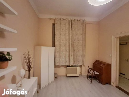 Dózsa Gy. / Thököly út - Takaros, tégla építésű kislakás Kiadó!