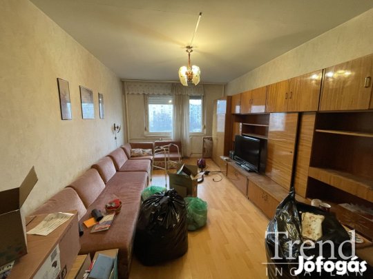 Dózsa városrészben két szoba+hallos felújítandó panel lakás eladó!