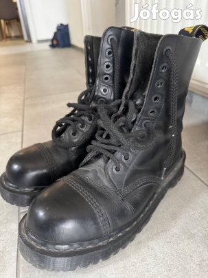 Dr Martens 42-es