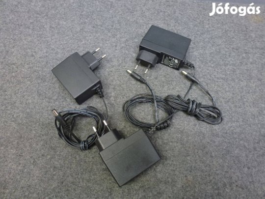 Dugasz tápegység 12V-1500mA