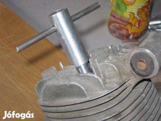 Dugattyú támasztó gyertya menetes