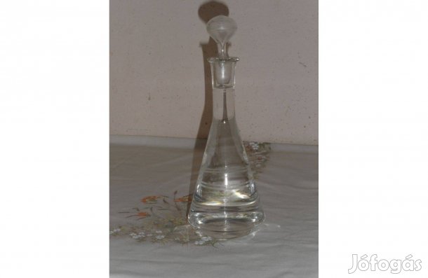 Dugós likőrös üveg