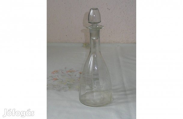 Dugós likőrös üveg