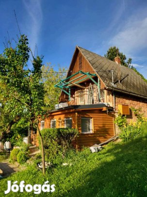 Duna-panorámás kis ház Dunaalmásról