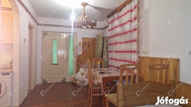 Duna part közelében nyaraló eladó.