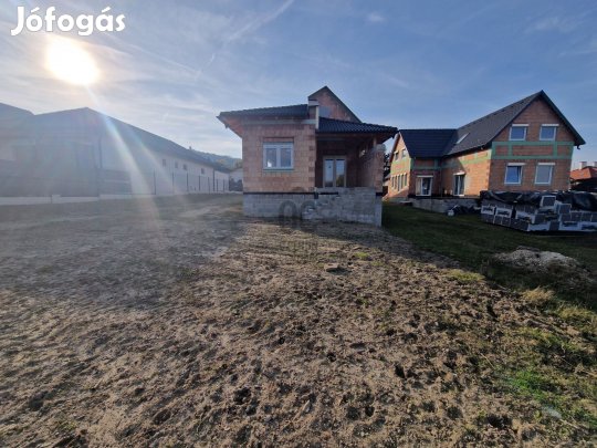 Dunaalmási eladó új építésű tégla családi ház