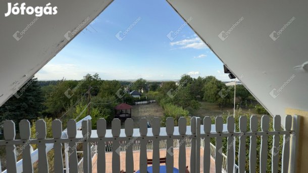 Dunaalmáson eladó Dunai panorámával ház  telekkel.