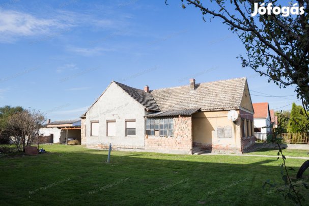 Dunafalva csendes részén családi ház eladó