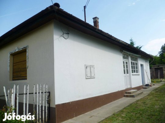 Dunaföldvár patinás utcájában kockaház eladó!