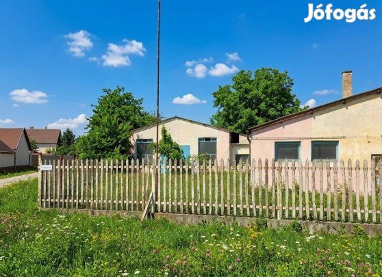 Dunaföldváron belterületi iparcsarnok eladó!