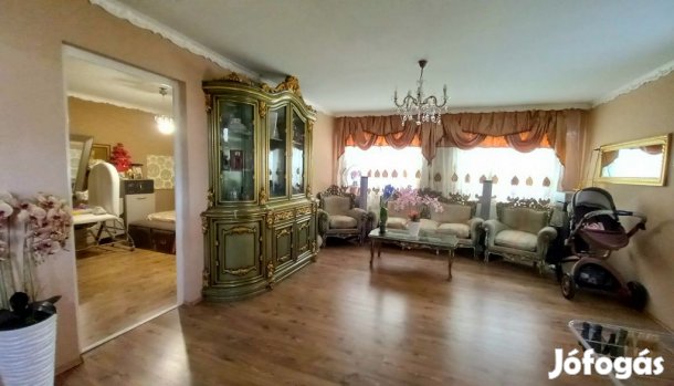 Dunakeszi, Fő út közeli utca, 200 m2-es, 2 generációs, családi ház