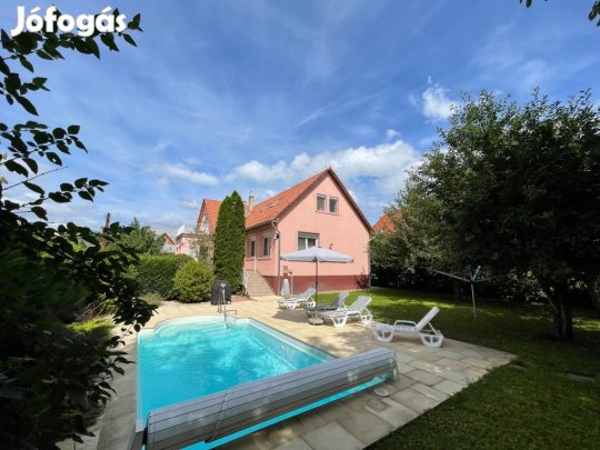 Dunakeszi, Gizella utca, 203 m2-es, családi ház, 6 szobás, felújított