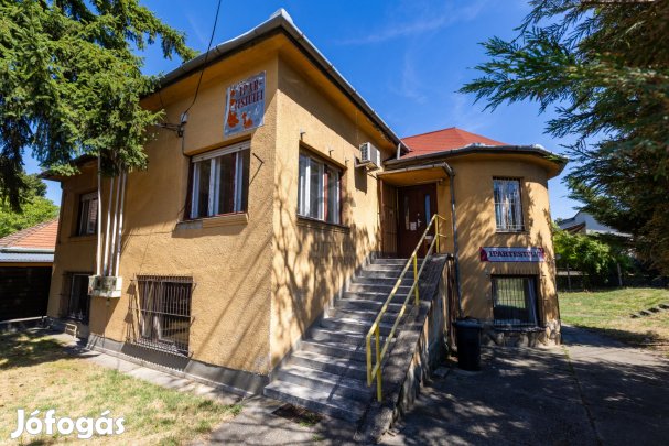 Dunakeszi kultikus épülete gondos gazdáját keresi!