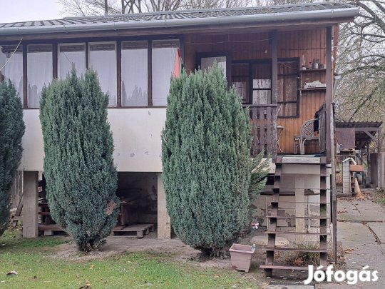 Dunaparti nyaraló Eladó