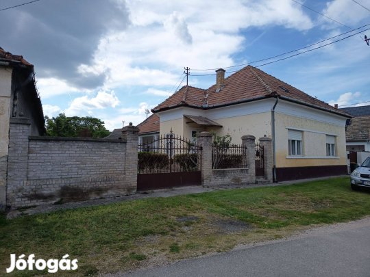 Dunapataj családi ház jó szerkezeti állapotban