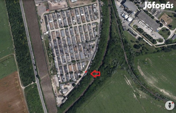 Dunaújváros Budai Nagy Antal úton aknás garázs