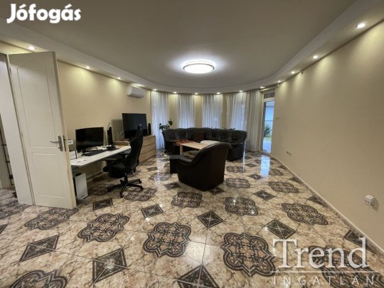 Dunaújváros északi lakóparkjában kiváló elosztású családi ház eladó!