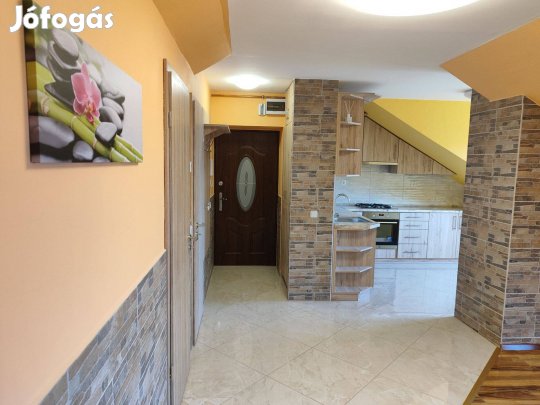 Dunaújvárosban 2026-ban frissen felújított tetőtéri lakás eladó!