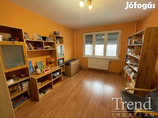Dunaújvárosban az Október 23. téren 2+1 fél szobás lakás eladó!