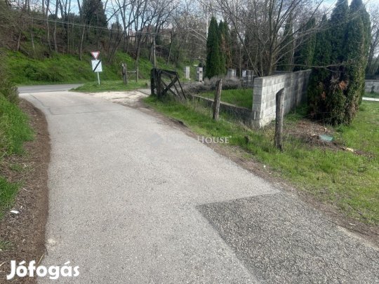 Dunaújvárosi eladó 961 nm-es telek