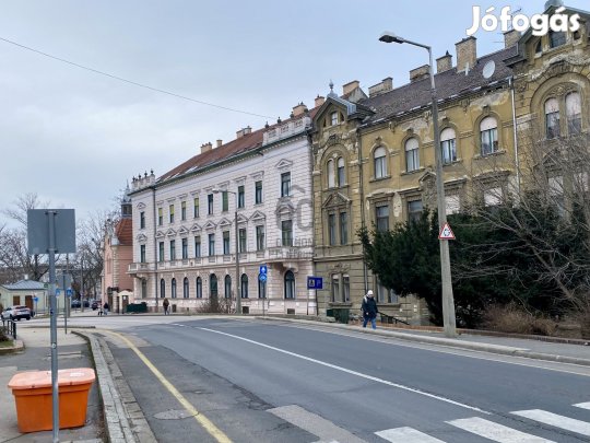 Dupla galériás, különleges hangulatú földszinti lakás eladó Győr-Belvá