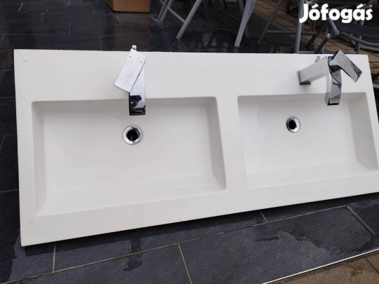 Dupla mosdó csappal 