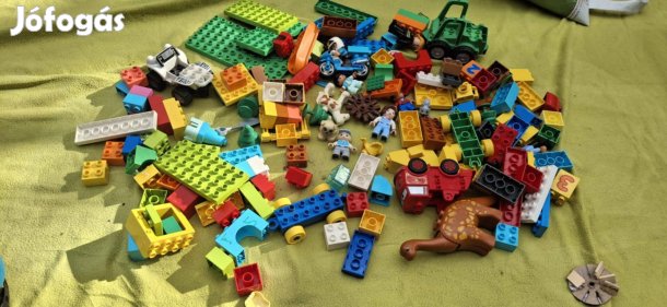 Duplo ömlesztve, dinóval, motorosrendőrrel, kenuval